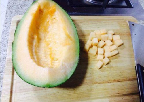 贝贝吃哈密瓜视频,萌态十足引网友热议